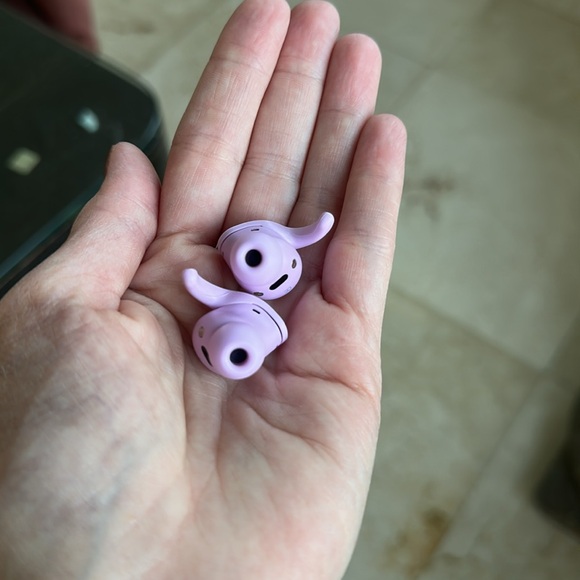 Beats Fit Pro 
Purple 
Excellent condition
Barely used, like new condition - Picture 5 of 10